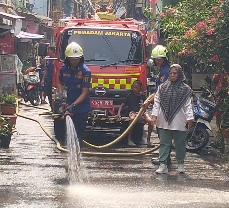 Kerja Bakti dan Grebek Lumpur Digelar di RW 02 Kampung Rawa, Lurah Ati Mediana Ajak Warga Jaga Kebersihan