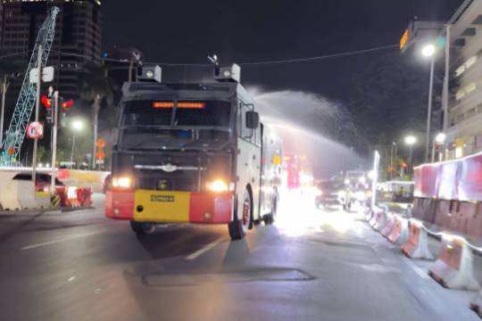 Brimob Polda Metro Jaya Semprot Jalan di Jakarta-Tangsel-Bekasi Antisipasi Abu Vulkanik Anak Krakatau