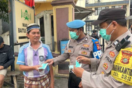 Polsek Koja Bagikan 150 Masker, Warga Diimbau Waspadai Paparan Abu Vulkanik