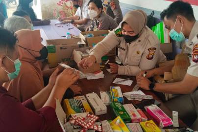 Hadir di Tengah Krisis: Polda Kalbar Gelar Bakti Kesehatan dan Salurkan Air Bersih Bagi Warga