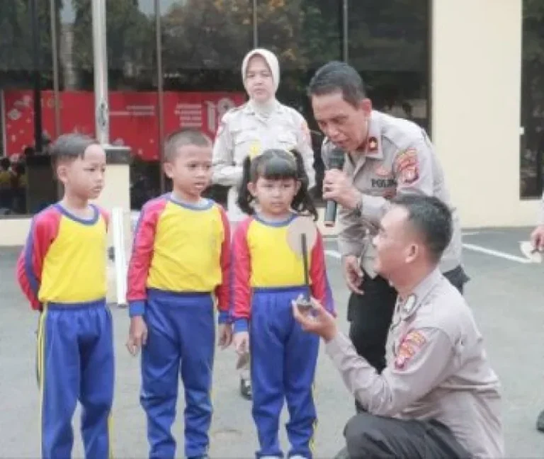 Polisi Sahabat Anak, Polres Metro Jakarta Utara Kenalkan Rambu Lalu Lintas kepada 60 Siswa