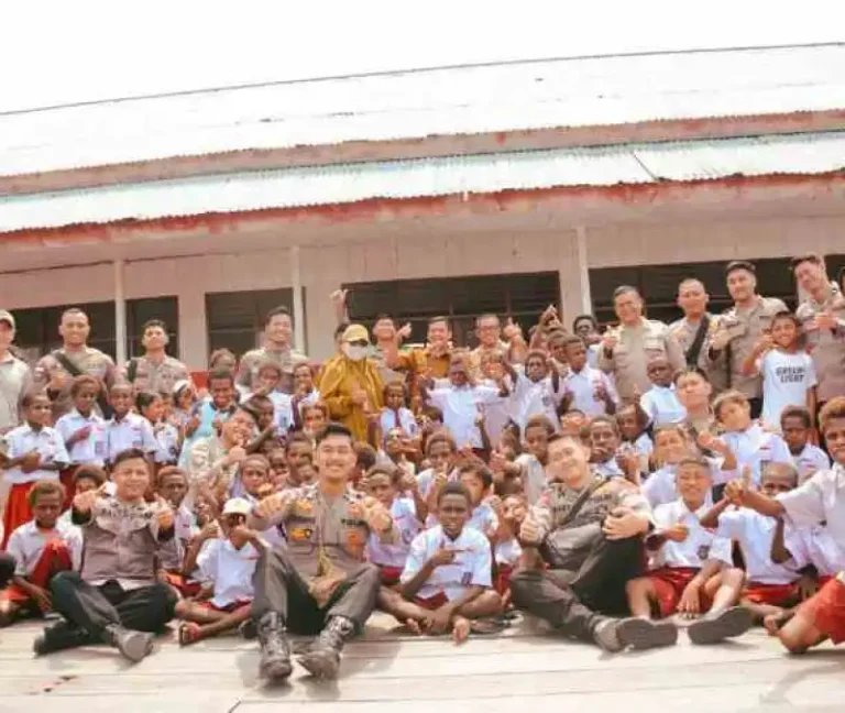 Satgas Damai Cartenz Bagikan Tas dan Alat Tulis untuk Masa Depan Papua