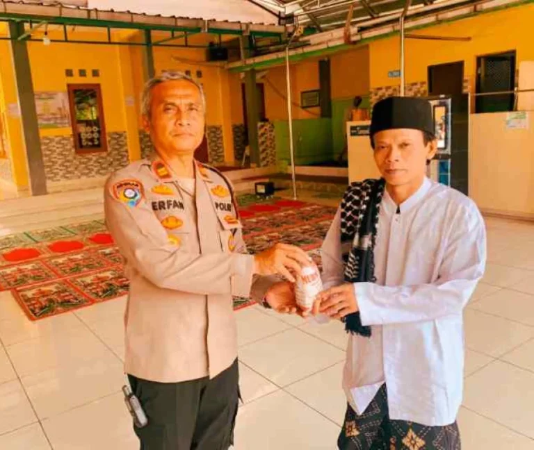 Jumat Peduli, Polsek Koja Salurkan Bansos dan Ajak Warga Perkuat Keamanan Lingkungan